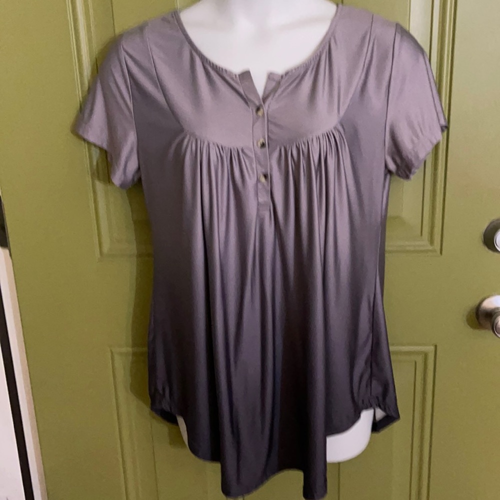 Women’s Short-Sleeved Gray Round Neck Tunic.  Size XL